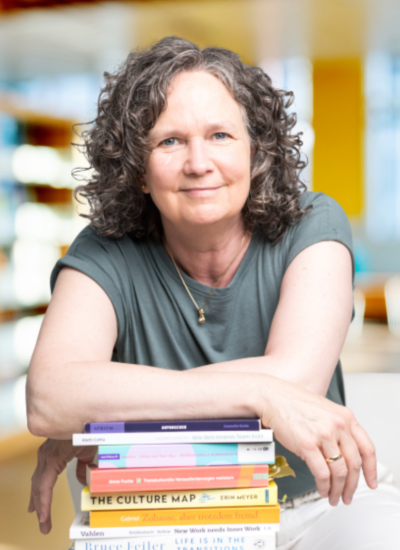Wiebke mit Büchern Hochformat